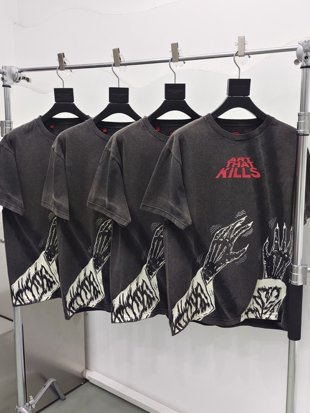 1:1 quality version ART Red Label Letter White Bone Arm Print Tee