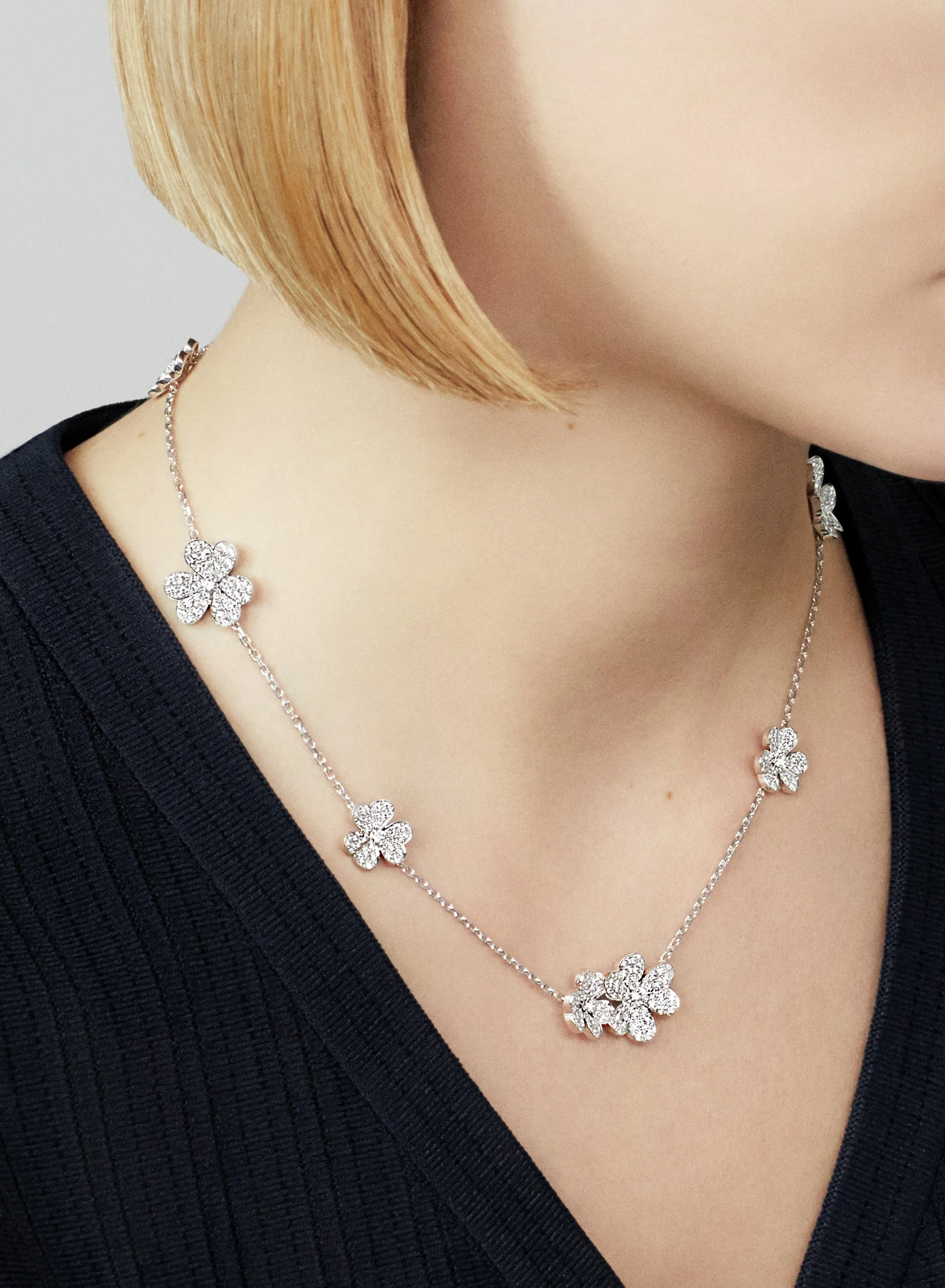 Frivole necklace, 9 flowers