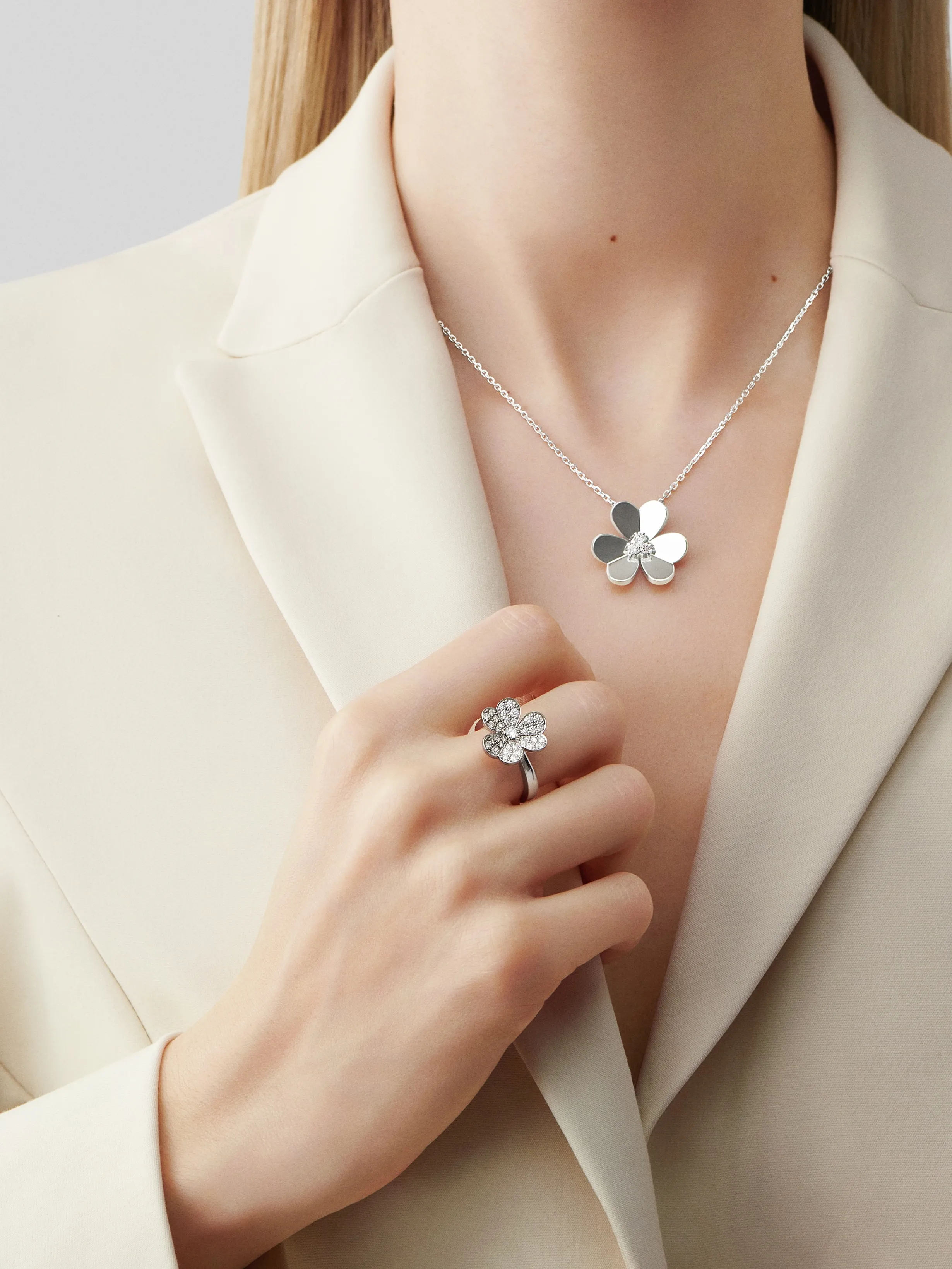 Frivole ring, 1 flower white gold, Diamond