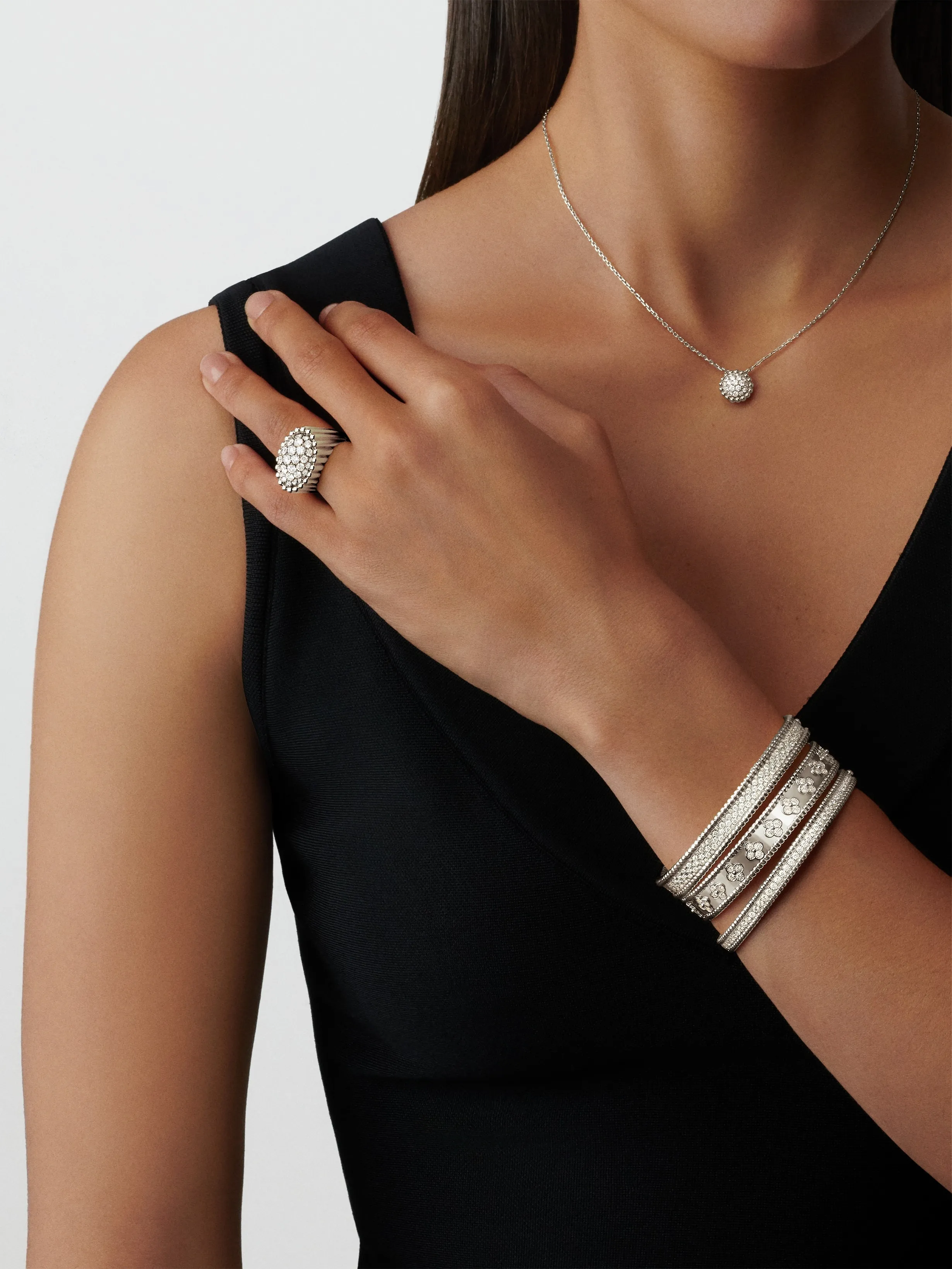 The pendant is attached to the necklace’s chain white gold, Diamond