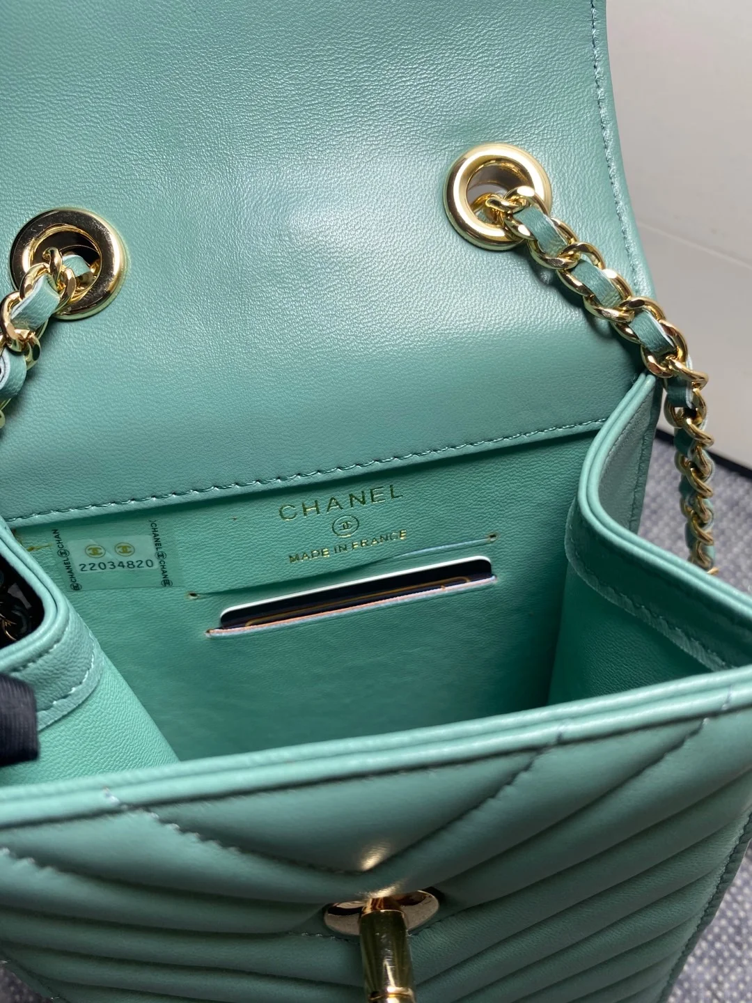 Chanel Chevron Trendy Cc Phone Mint Bag For Women 18cm/7in