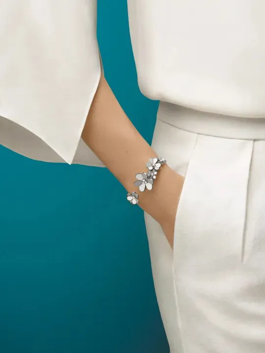 Gold flower bracelet with 7 diamonds