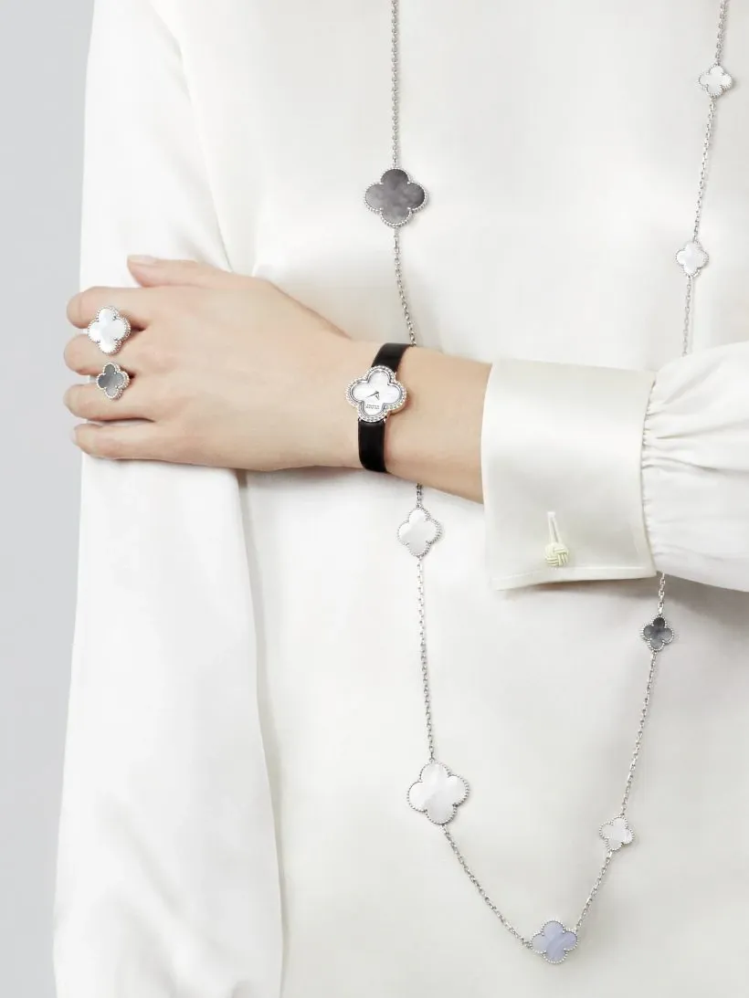 Magic Alhambra ring between the fingers