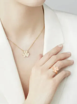 Frivole ring, 1 flower, small model rose gold, Diamond