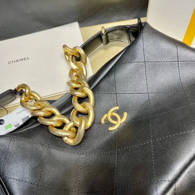 Chanel Black Calfskin Leathe Hobo Bag As2910