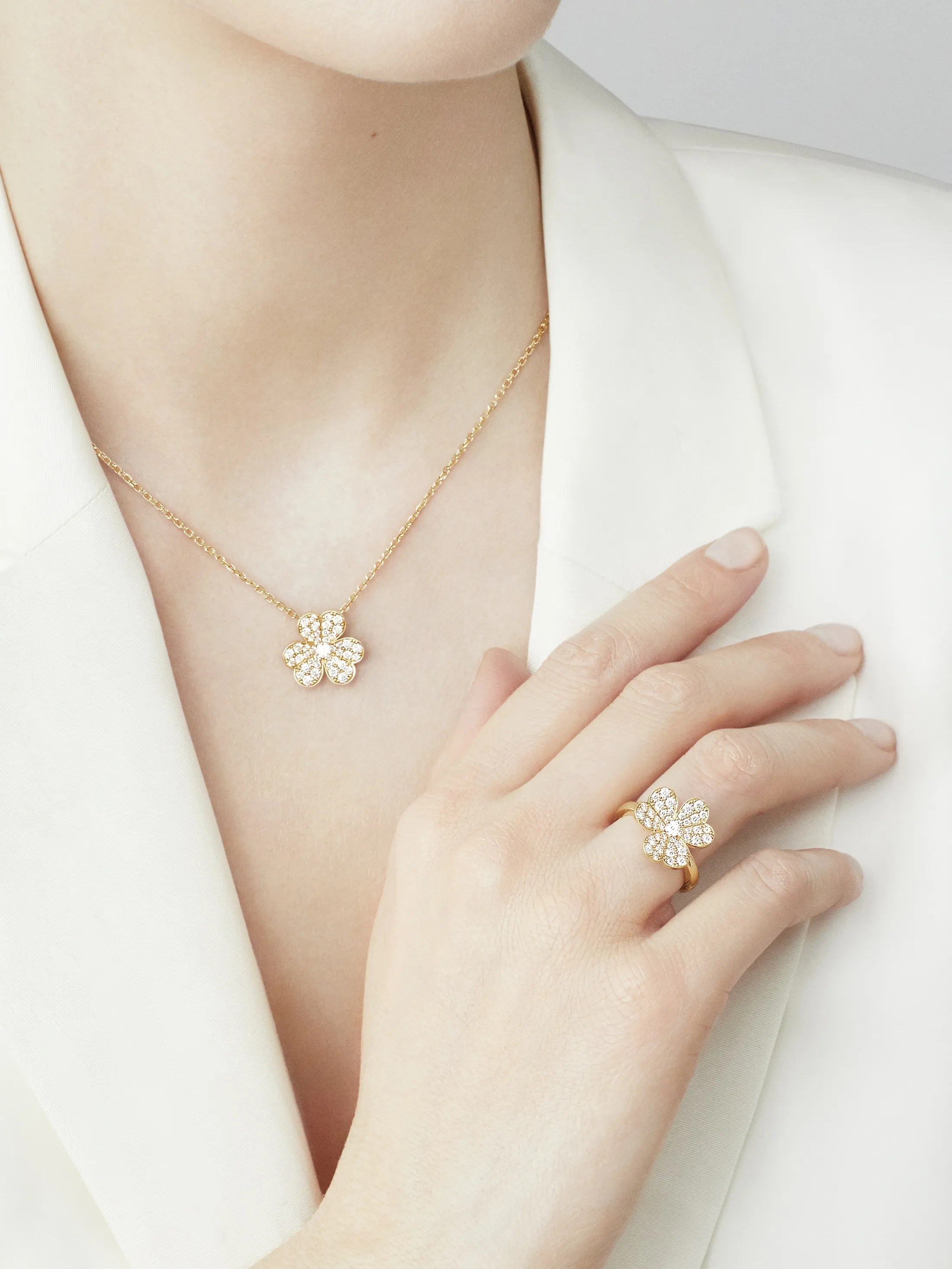 Frivole ring, 1 flower, small model yellow gold, Diamond