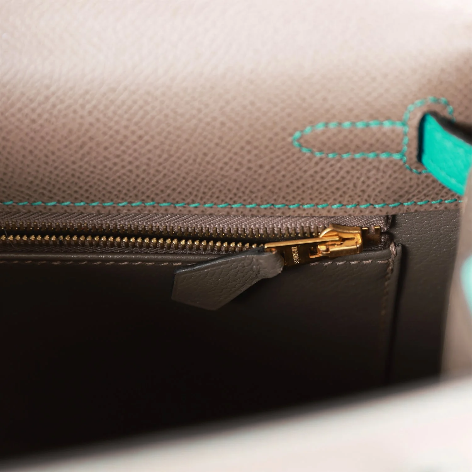 Pre-owned Hermes Special Order (HSS) Kelly Sellier 25 Etain and Bleu Paon Epsom Gold Hardware