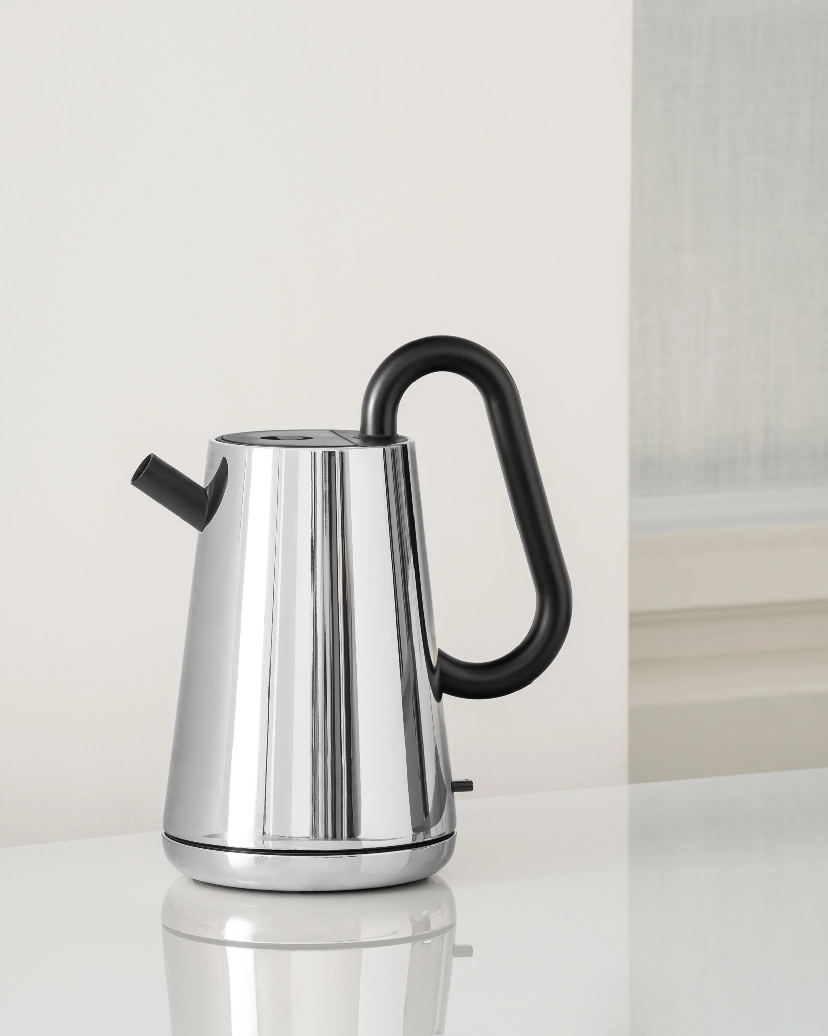 Toru Electric kettle. British plug Design Nendo
