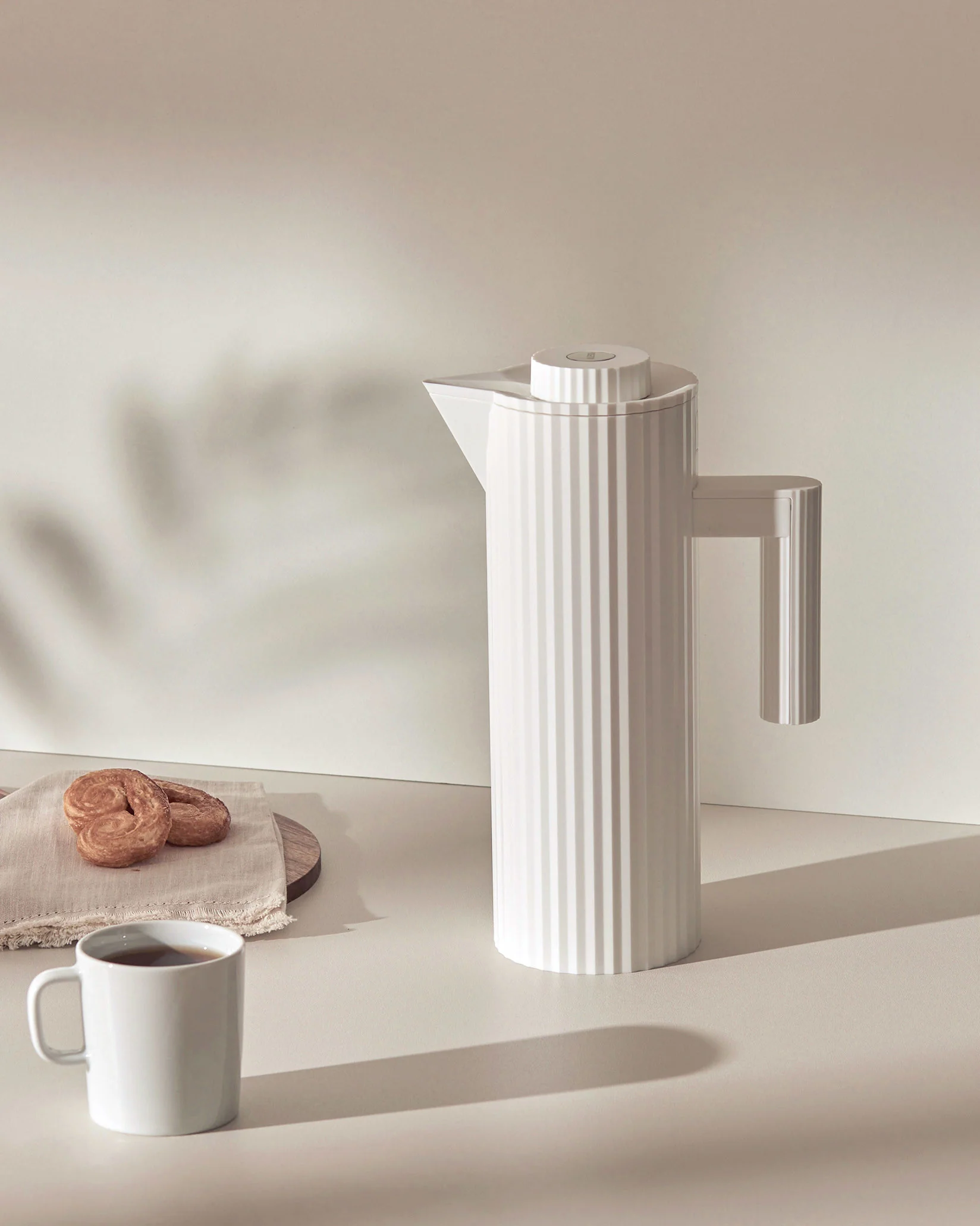 Plissé Thermo insulated jug Design Michele De Lucchi