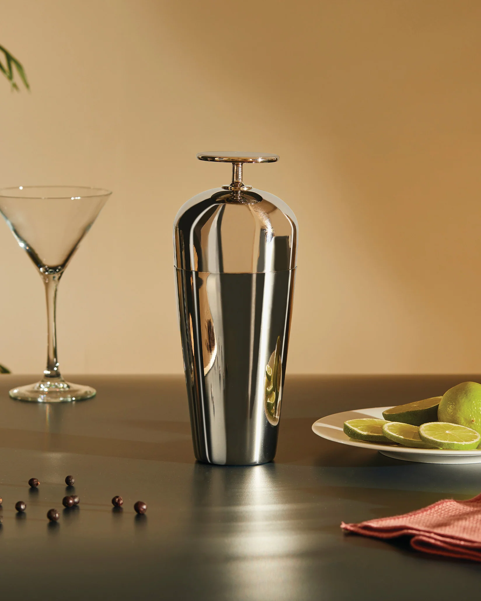The tending box “Parisienne” cocktail shaker in 18/10 stainless steel. Design Giulio Iacchetti , Consultant Oscar Quagliarini