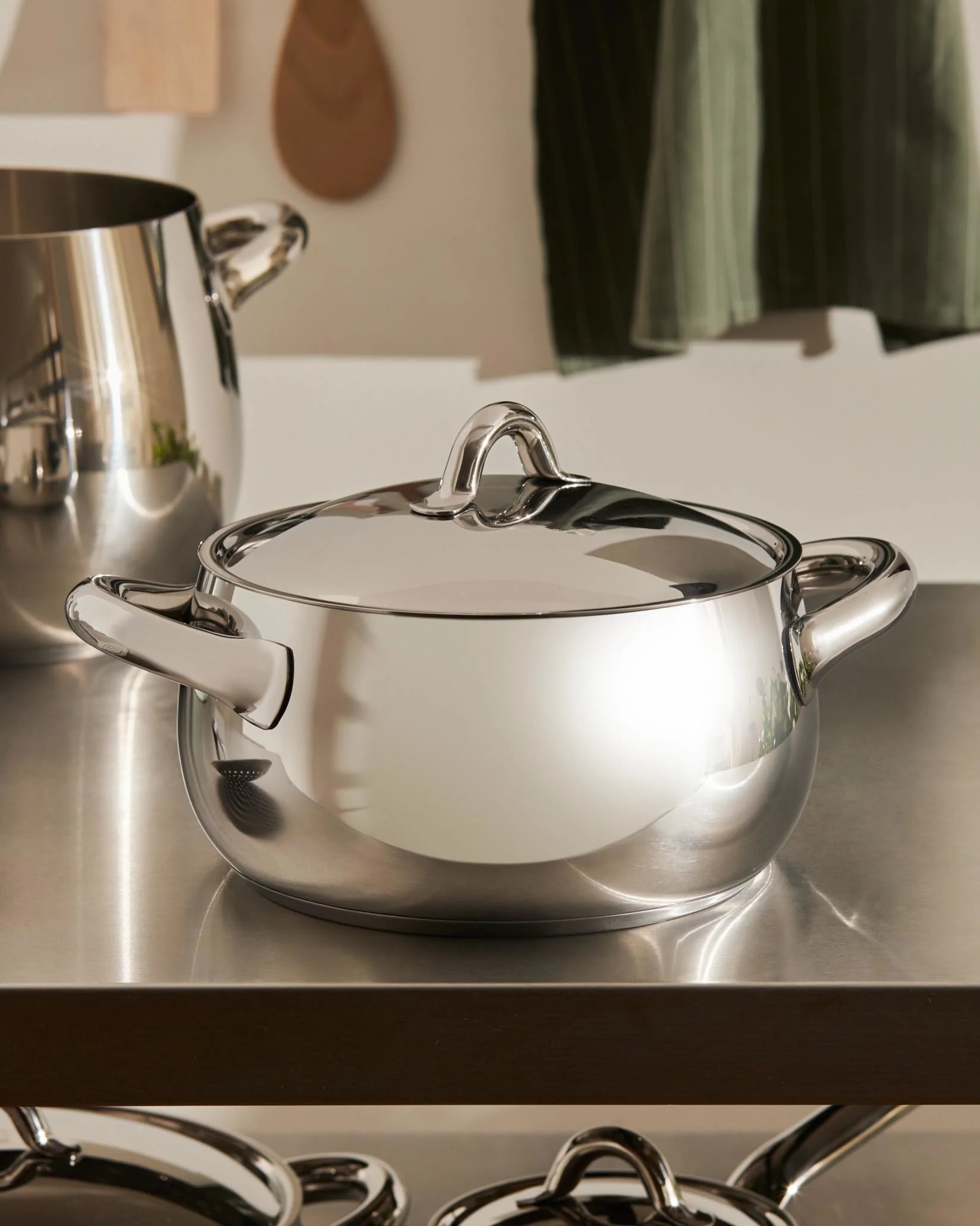 Mami Casserole with two handles Design Stefano Giovannoni