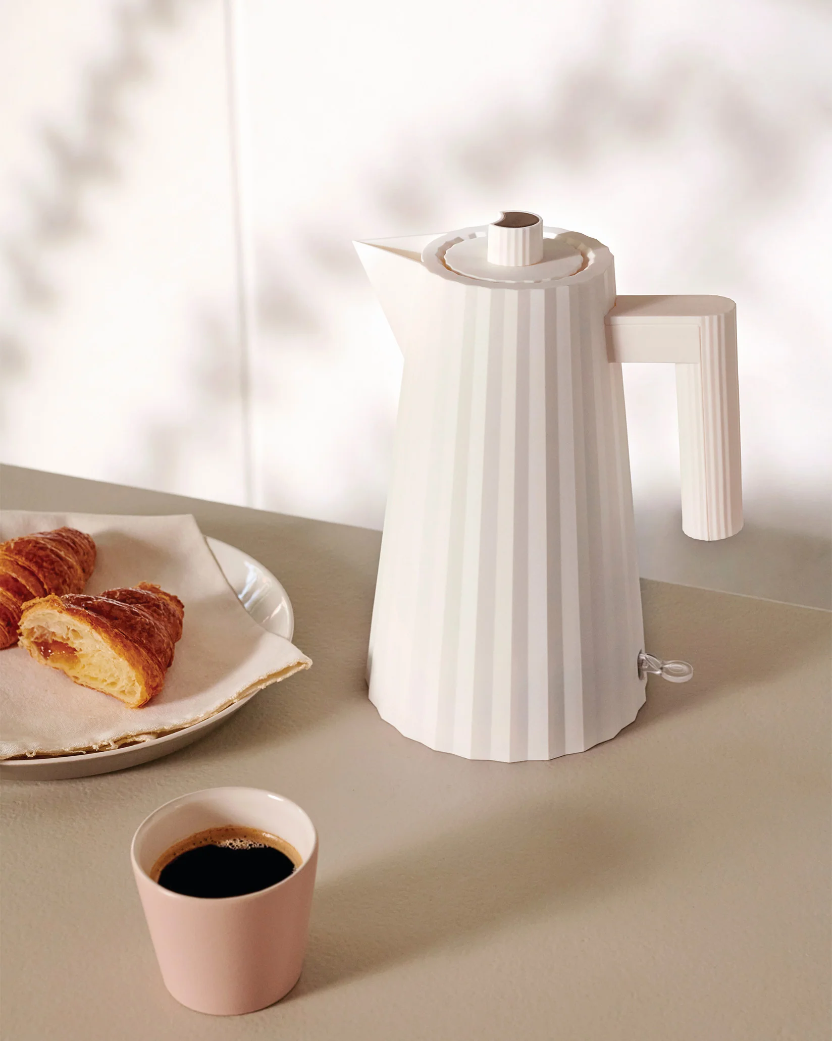 Plissé Electric kettle. British plug Design Michele De Lucchi