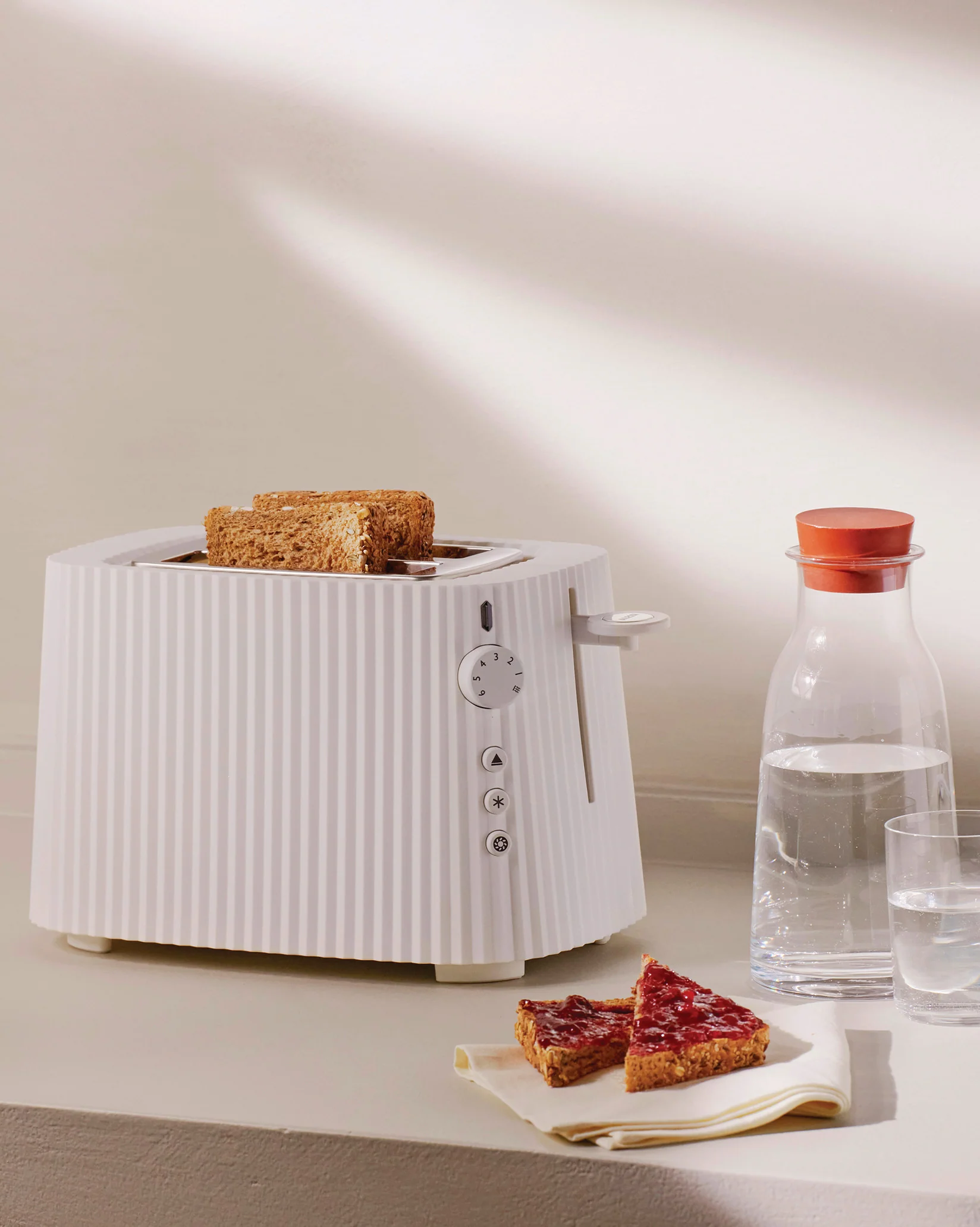 Plissé Toaster. British plug Design Michele De Lucchi