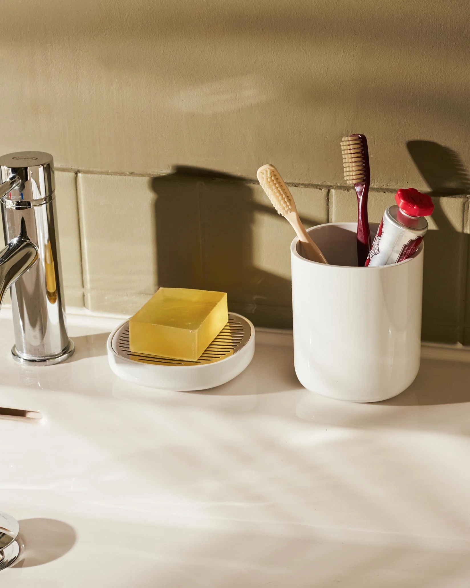 Birillo Toothbrush holder Design Piero Lissoni