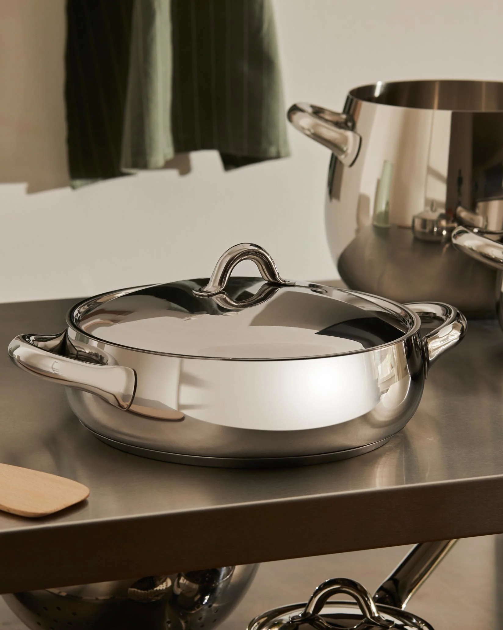 Mami Low casserole with two handles Design Stefano Giovannoni