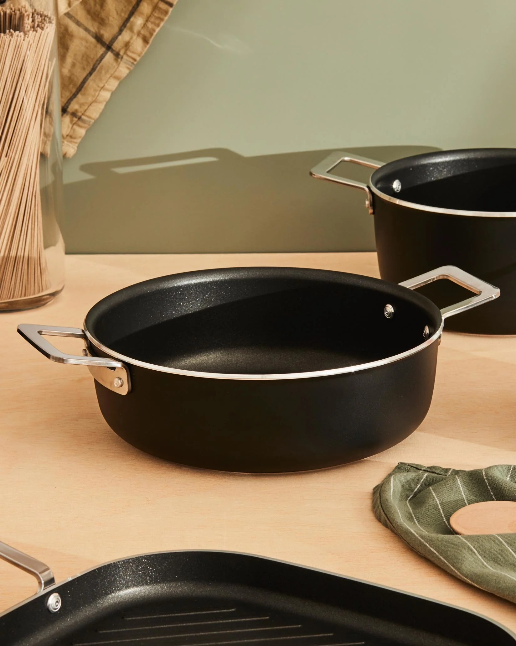 Pots&Pans Low casserole with two handles Design Jasper Morrison