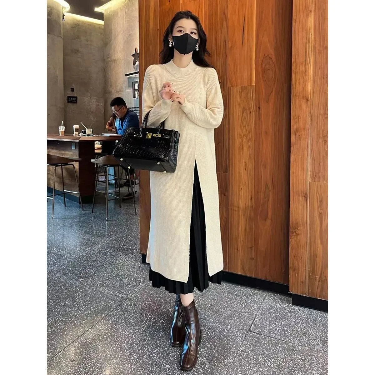 ラウンドネックラインのスプリットニットワンピース