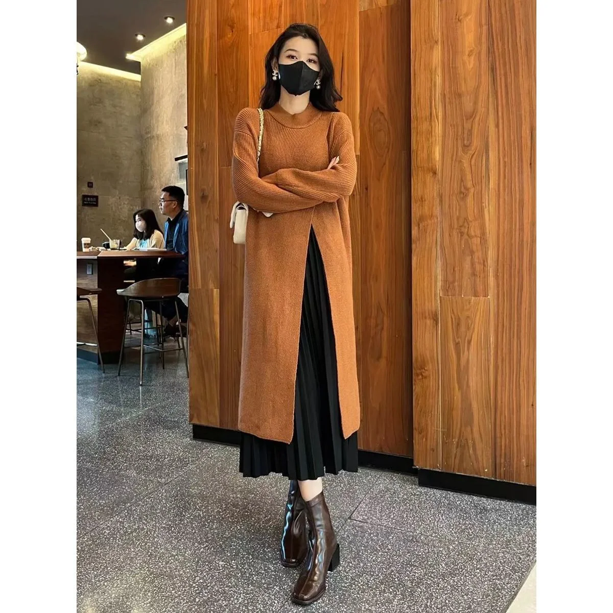 ラウンドネックラインのスプリットニットワンピース