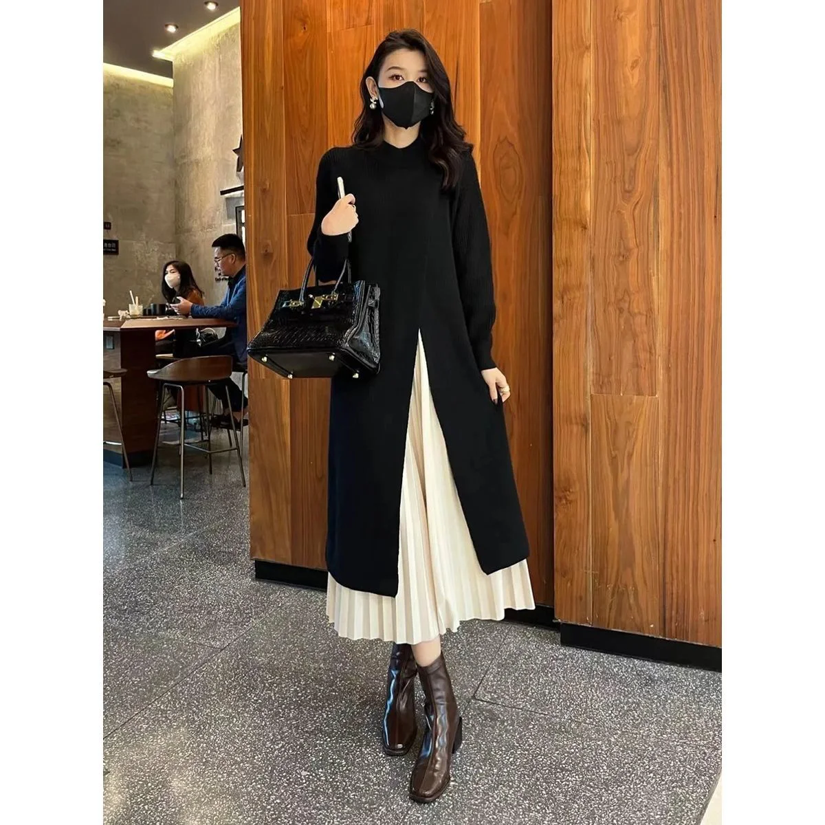 ラウンドネックラインのスプリットニットワンピース