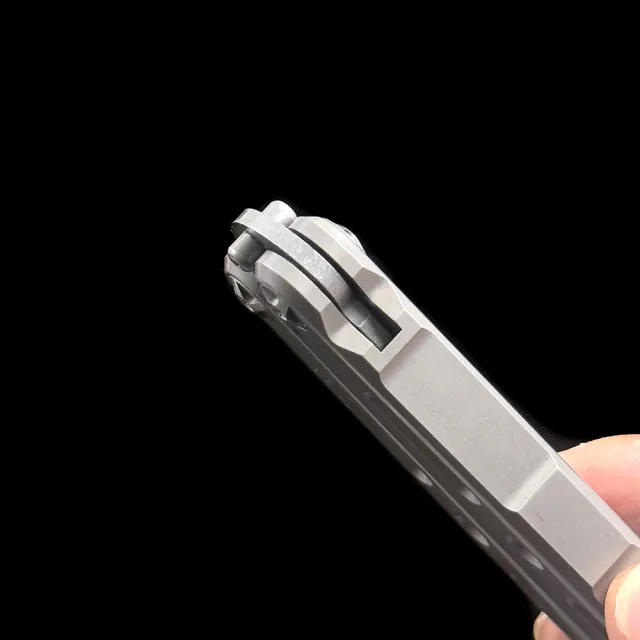 BM85 Titanium integrated handle Bali-Song Swing knife