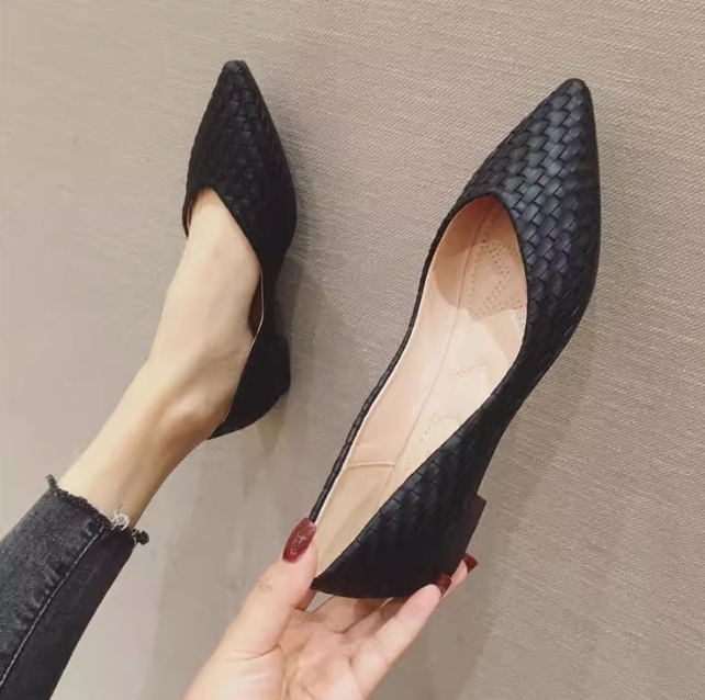 Retro pointed flat shoes, shallow single shoes, plus size women's shoes, fashionable and versatile shoes