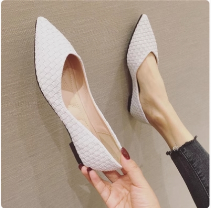 Retro pointed flat shoes, shallow single shoes, plus size women's shoes, fashionable and versatile shoes