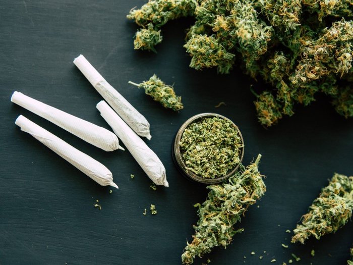 How to Roll a Joint with Rolling Paper