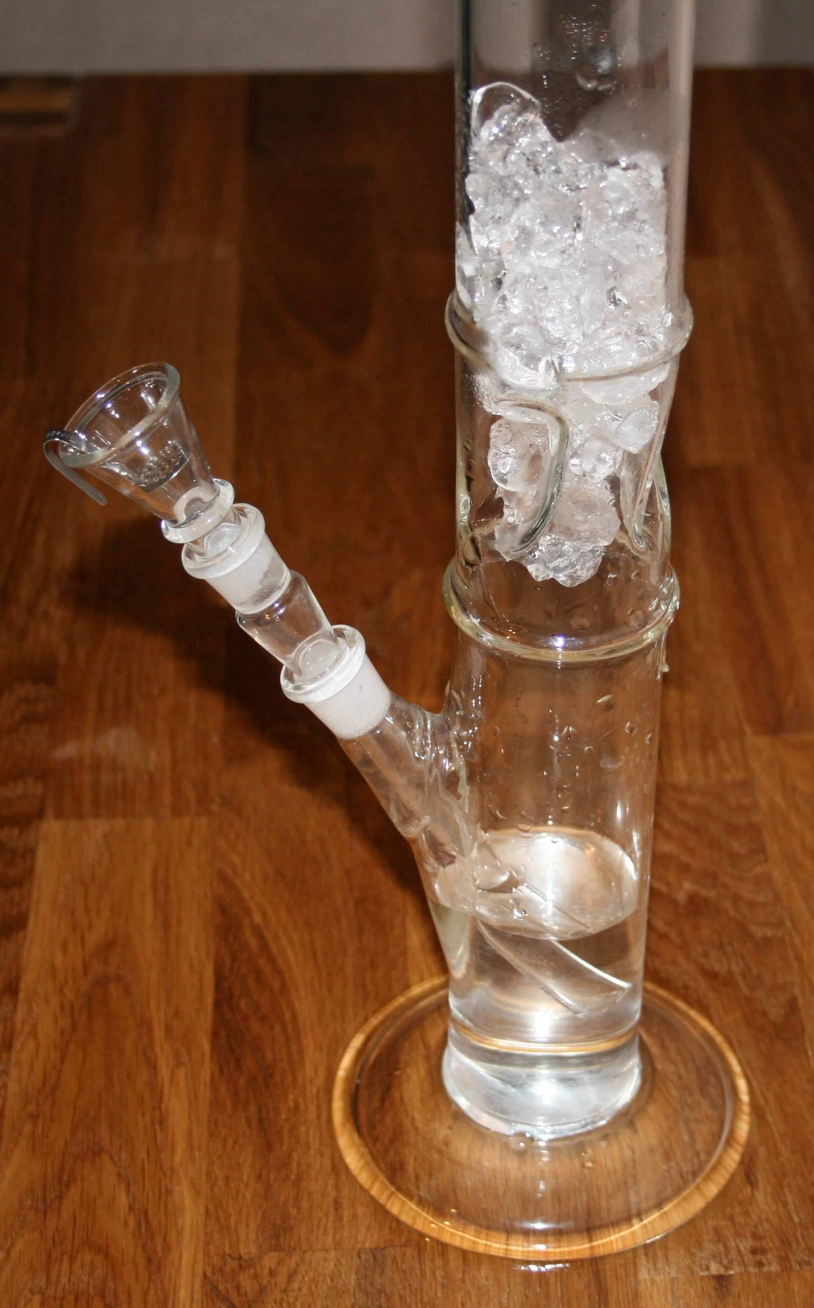 Why Do People Put Ice in Bongs?  |2024