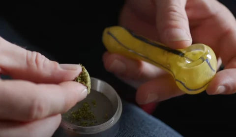 A Step-by-Step Guide on How to Clean a Weed Pipe