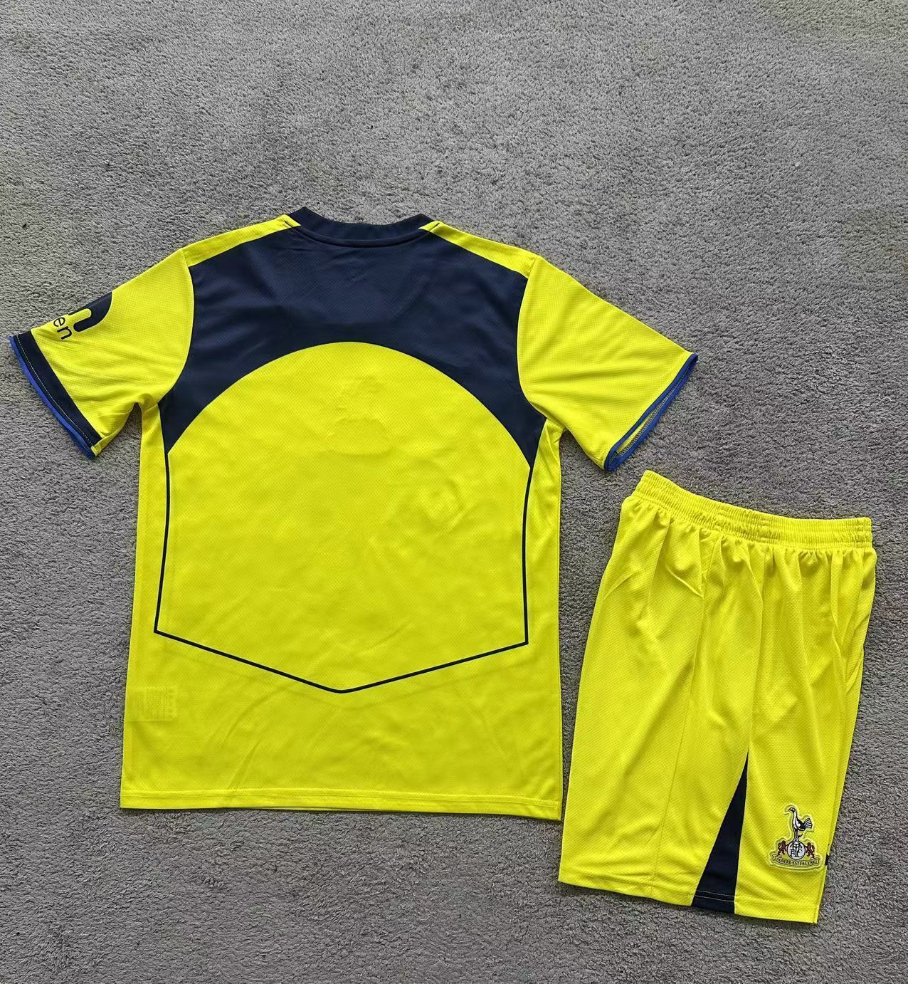 Tottenham Hotspur 2025/26 away jersey set for children and adults
