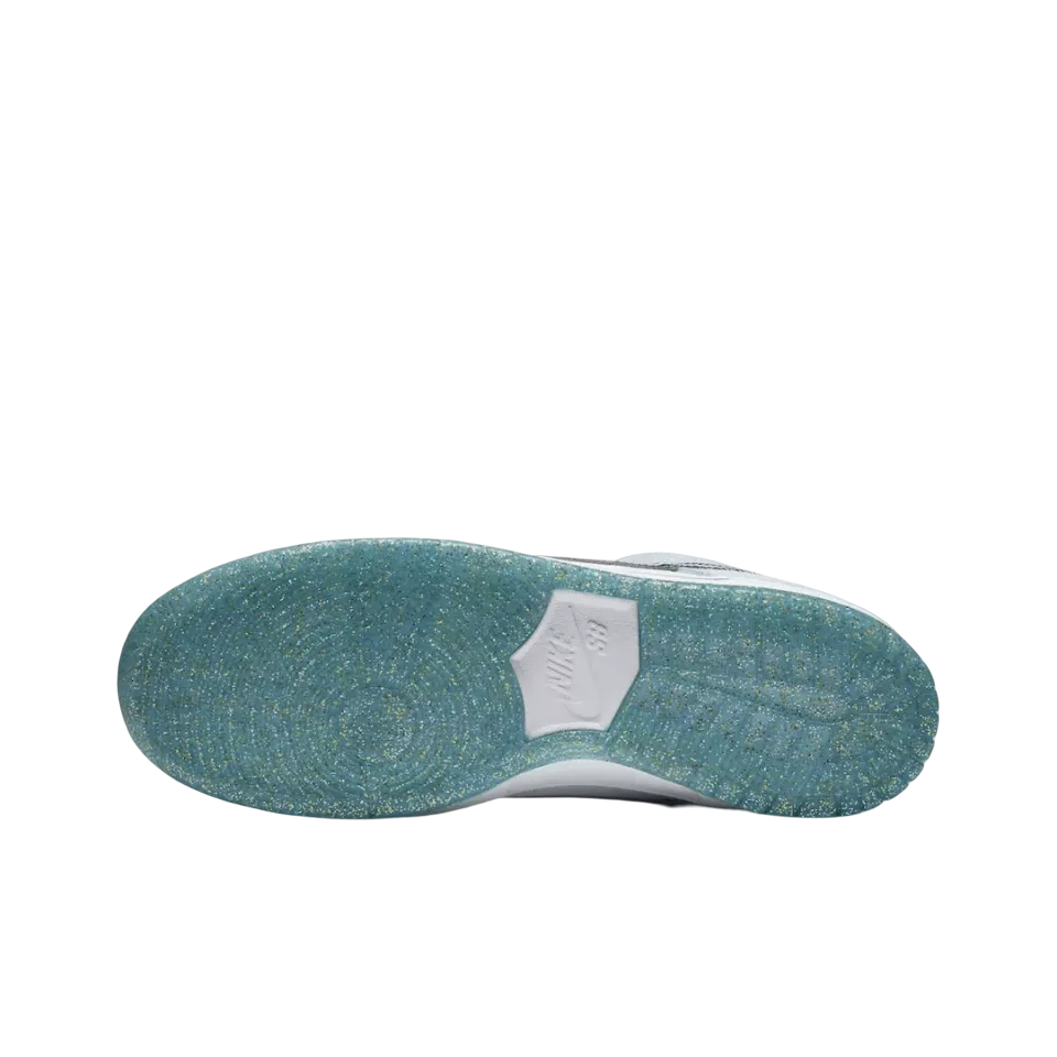 NIKE SB DUNK LOW Sean Cliver  Holiday Special