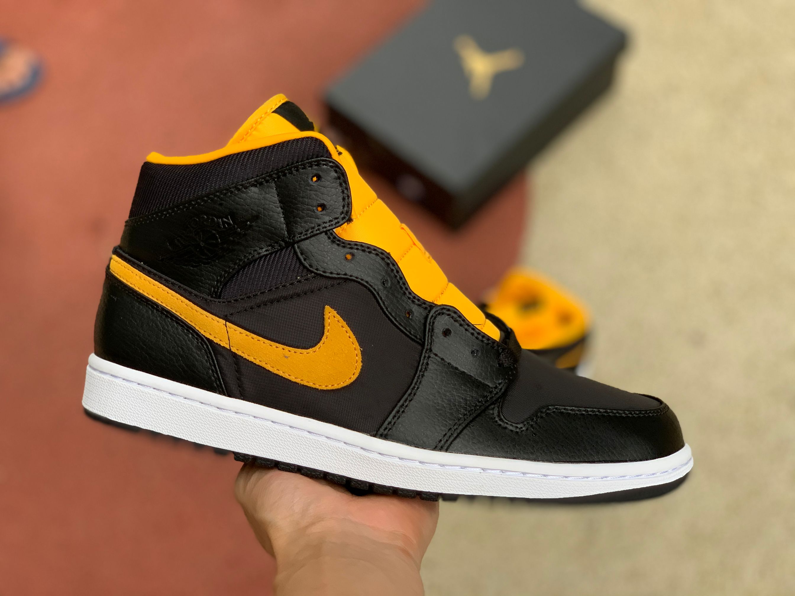 Jordan 1 Mid Shoes040