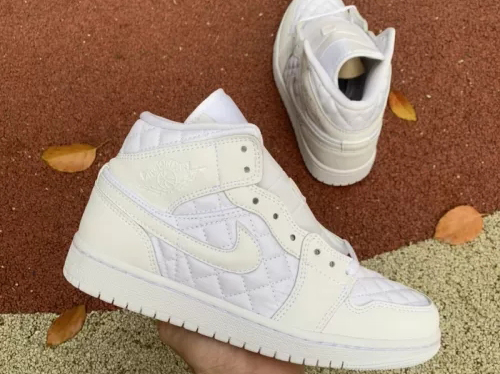 Jordan 1 Mid Shoes026