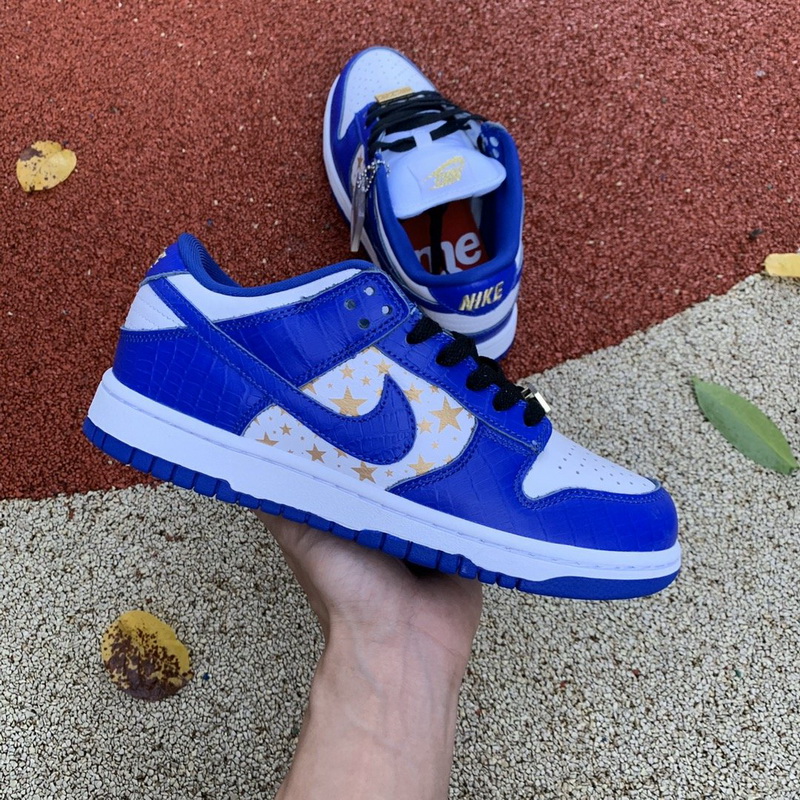 Supreme x Nike SB Dunk Low “Hyper Royal”