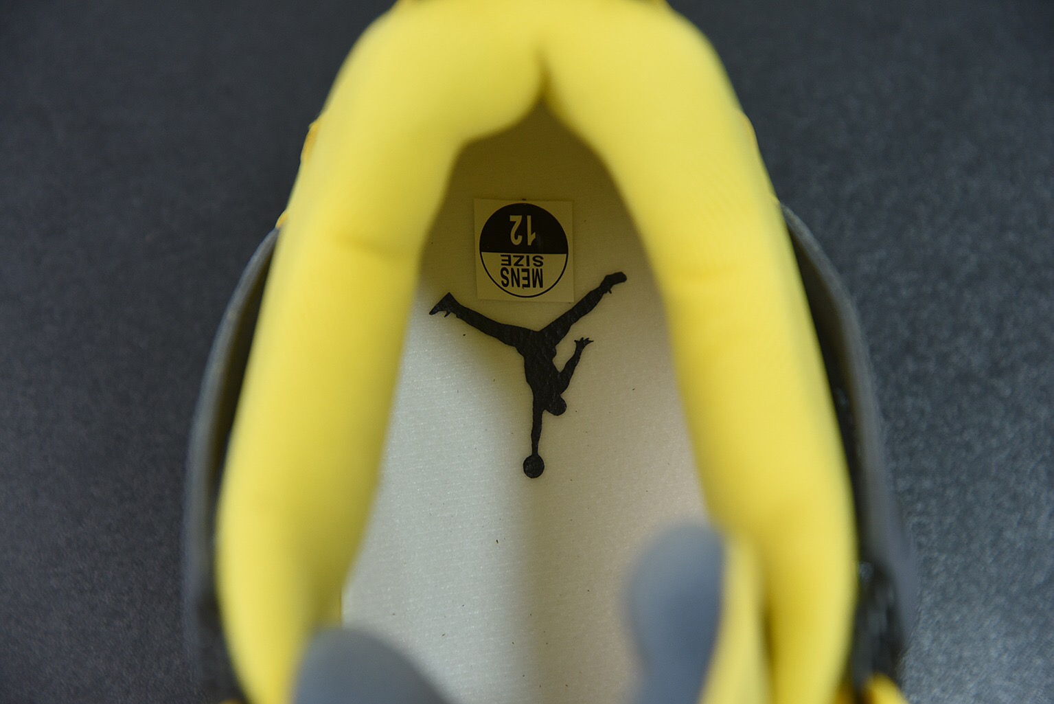 Air Jordan 4 Retro Lightning (2021)