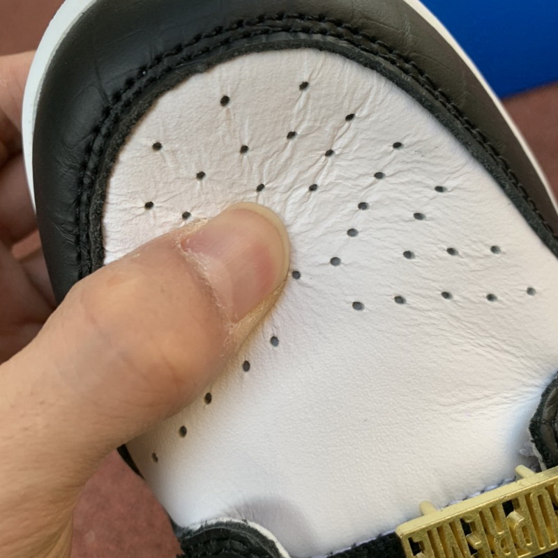 Supreme x Nike SB Dunk Low “Black Stars”