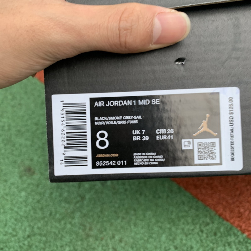 Jordan 1 Mid Shoes014