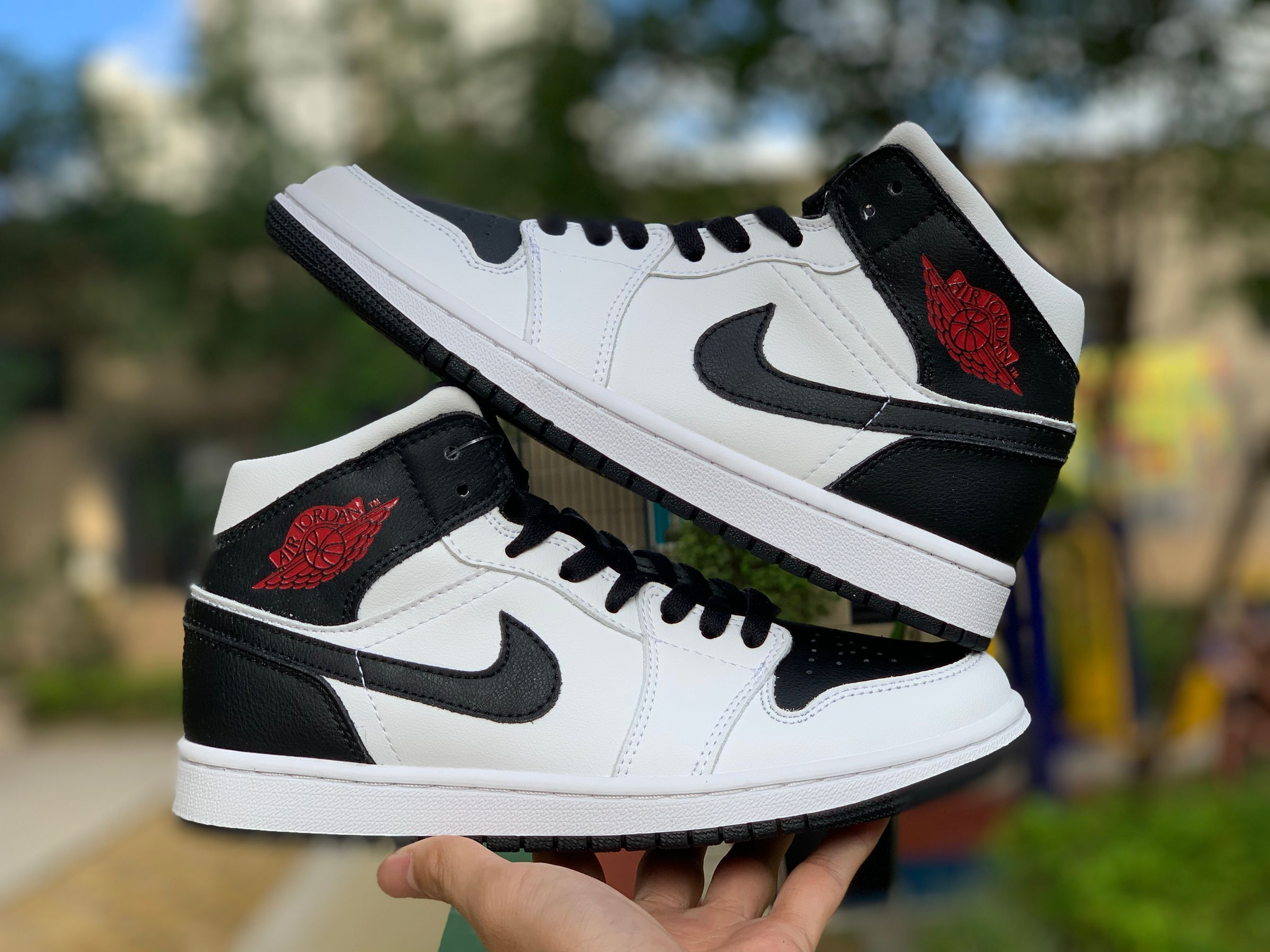 Jordan 1 Mid Reverse Black Toe
