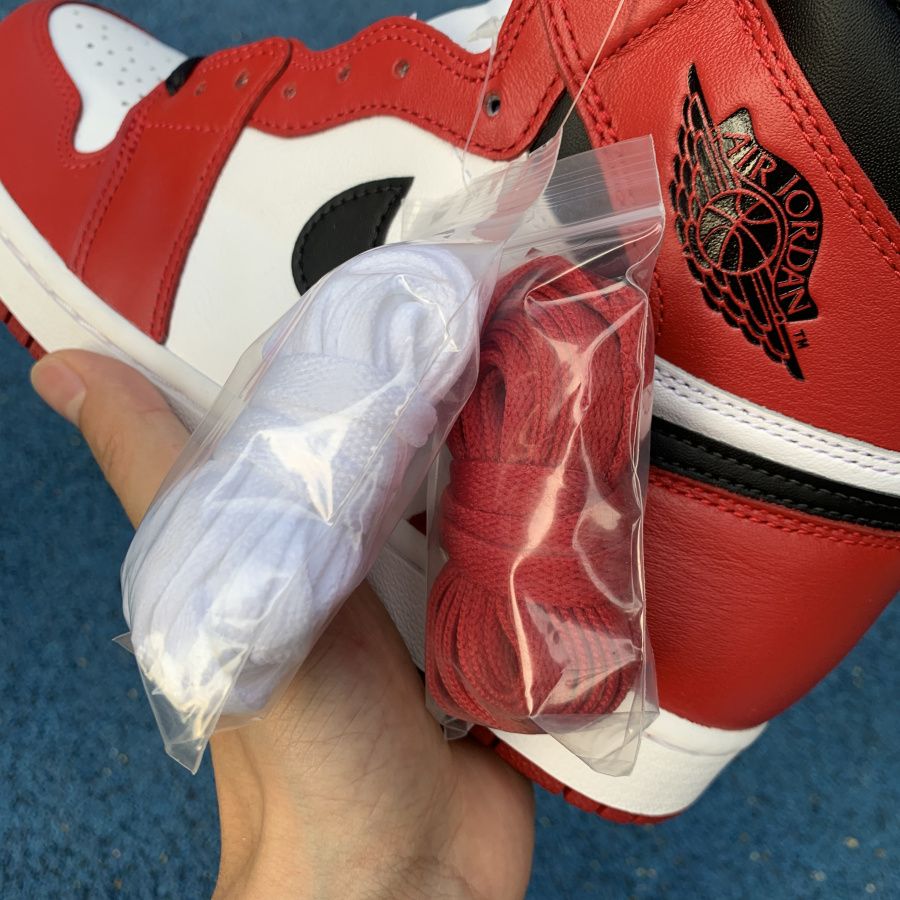 Air Jordan 1 Retro High OG Chicago