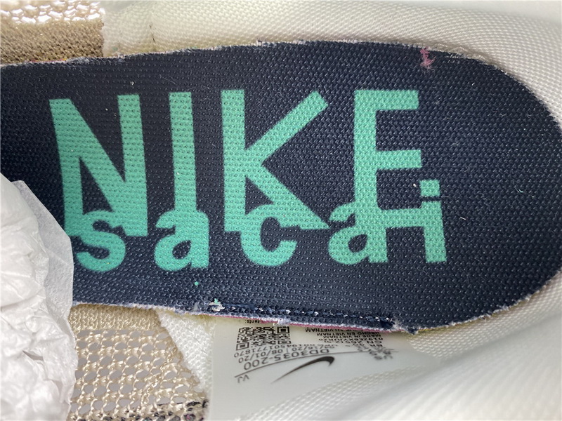 Sacai x Nike Vaporwaffle Villain Red Neptune Green