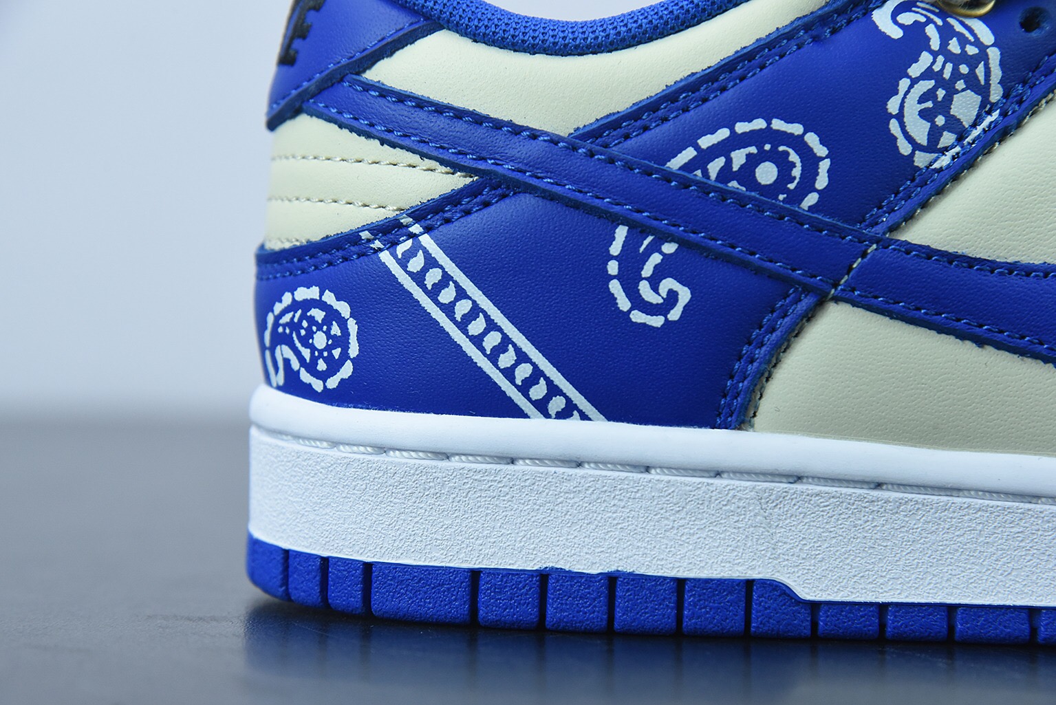 Nike SB Dunk Low Lot Red/White Paisleye