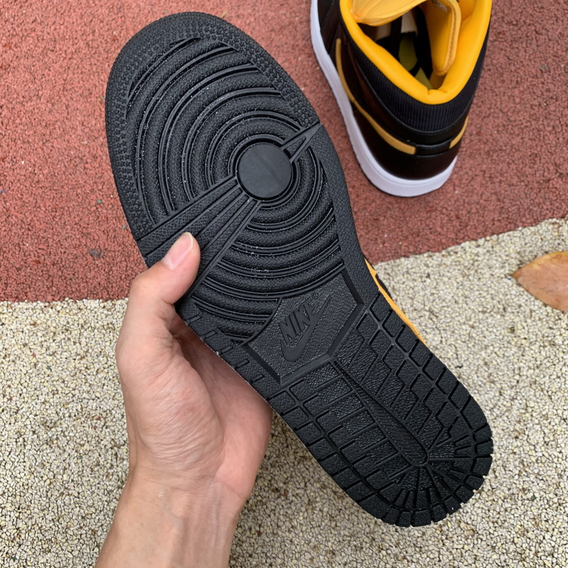 Jordan 1 Mid Shoes040