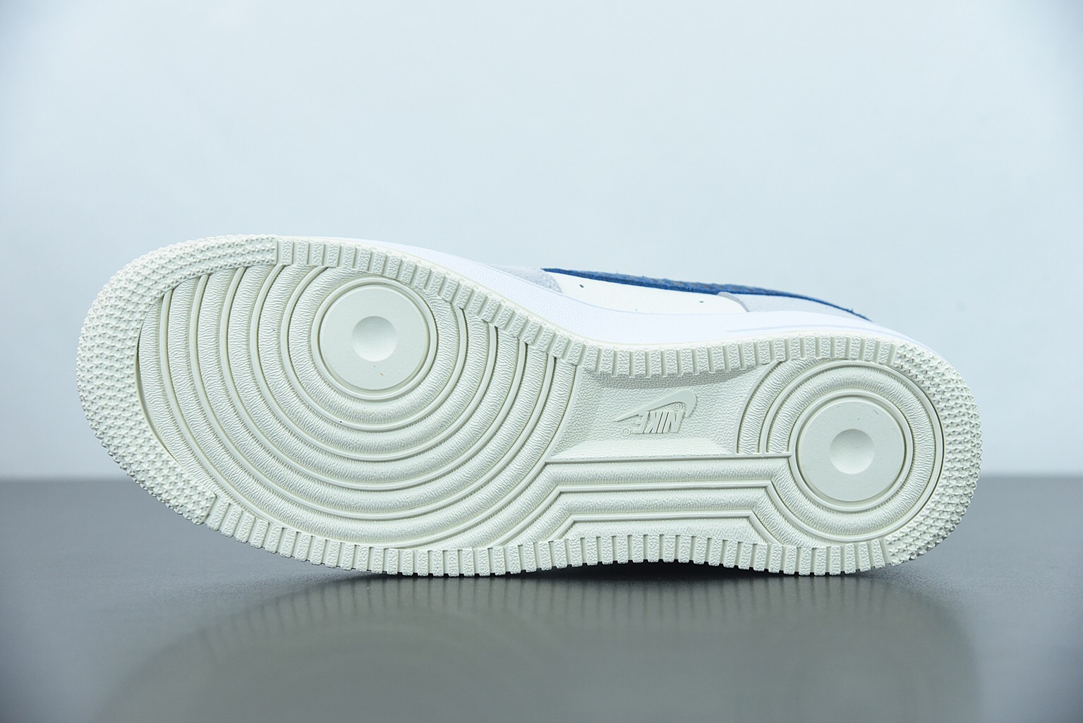 Nike Air Force 1 Low SP Undefeated 5 On It Dunk vs. AF1