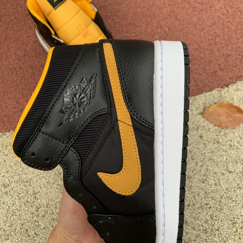 Jordan 1 Mid Shoes040