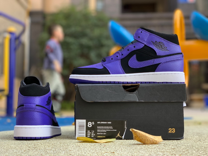 Jordan 1 Mid Shoes090