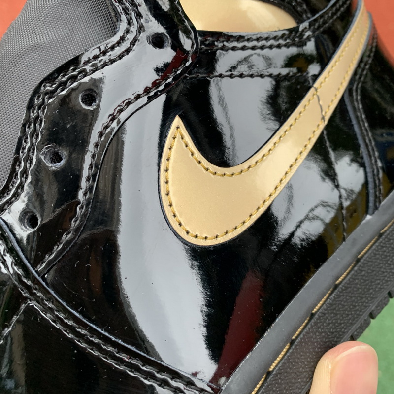 Air Jordan 1 High “Black Metallic Gold”