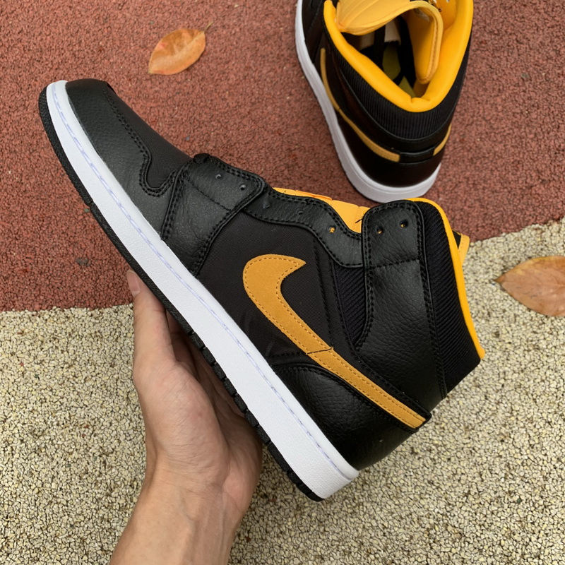 Jordan 1 Mid Shoes040