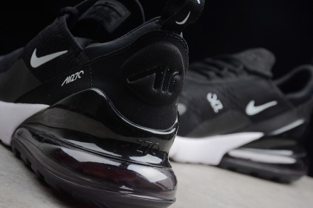Nike Air Max 270 in black/white