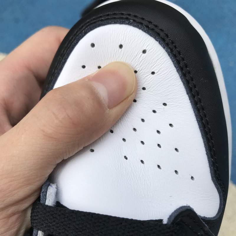 Air Jordan 1 Retro GS Black Toe