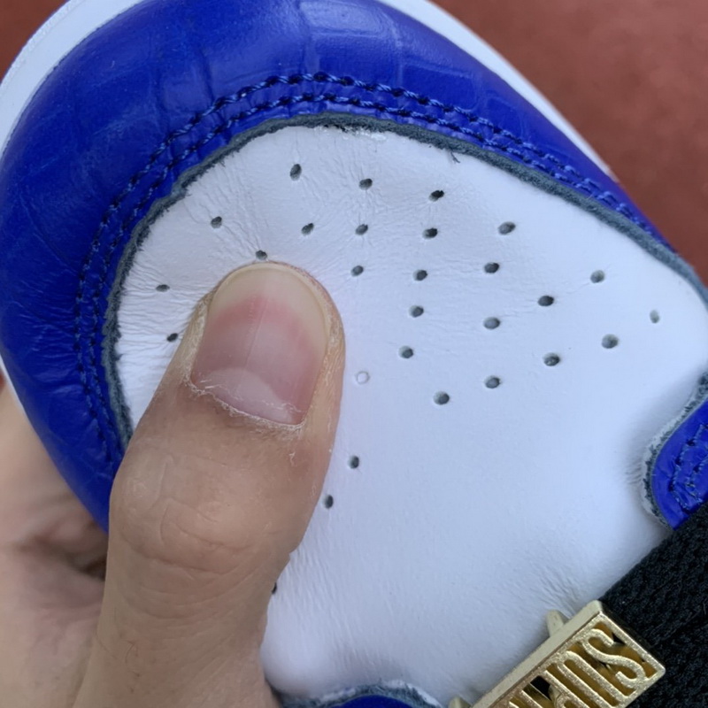 Supreme x Nike SB Dunk Low “Hyper Royal”